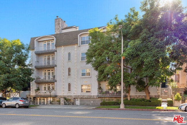 Building Photo - 2025 S Beverly Glen Blvd