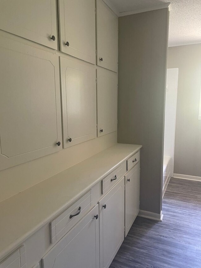 Building Photo - 3/2/2 SHISD Fenced Yard and Pet Friendly