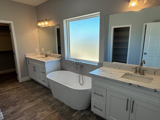 Building Photo - 523 Canyon Creek Dr