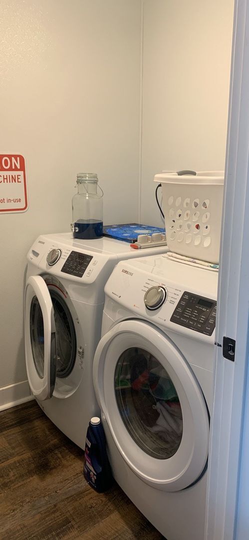 Building Photo - 223 E 9th St