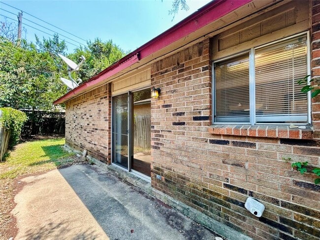 Building Photo - 8802 Pineridge Dr