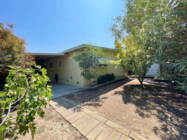Building Photo - 3063 Linda Vista Ave