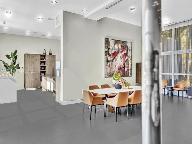 Building Photo - 307 Holiday Dr