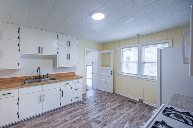 Building Photo - 2232 E Riverside Dr