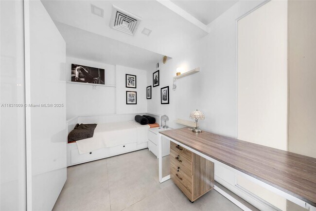 Building Photo - 465 Ocean Dr