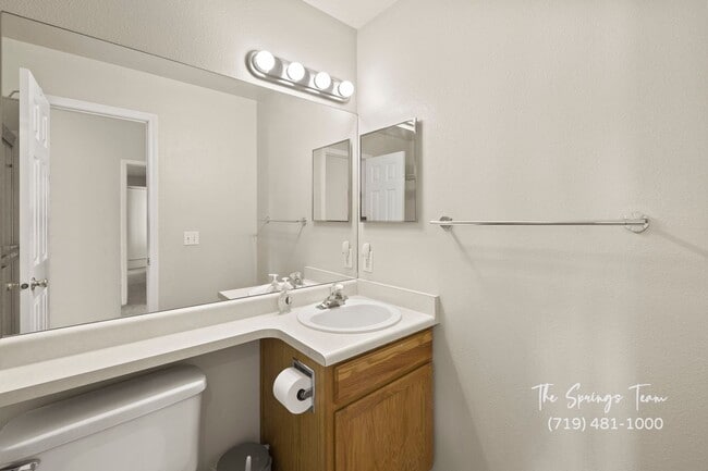 Building Photo - Spacious Ranch-Style 5-Bedroom in The Heig...