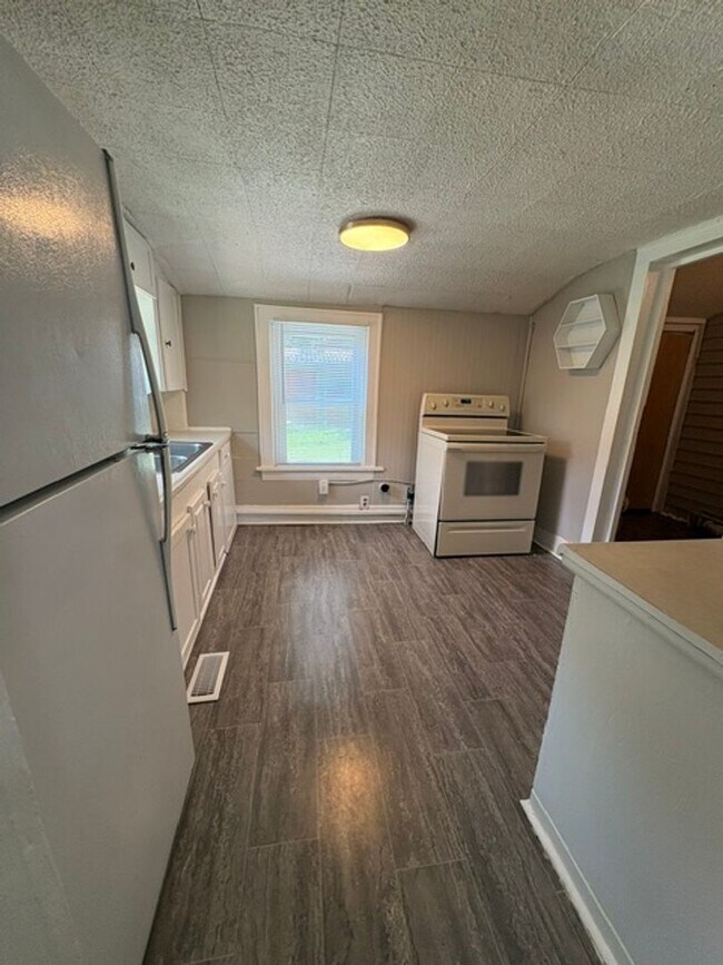 Building Photo - A cozy 2 bedroom home with versatile living space and plenty of storage including a partially fin...