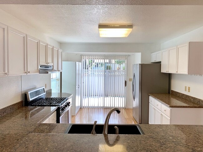 Building Photo - Stunning 3-bedroom and 3-bathroom Home (Ka...