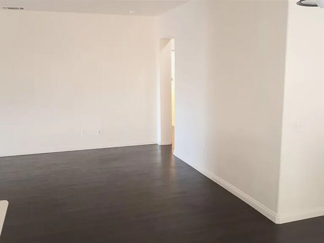 Building Photo - Very nice single story home.