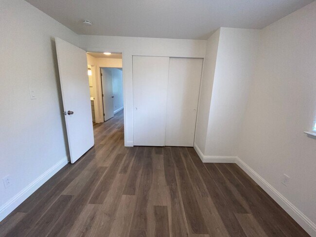 Building Photo - Modern 4 Bedroom, 3 Bath House - Near Died...