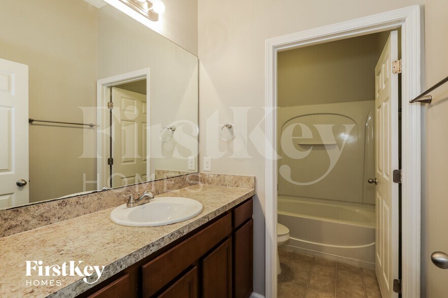 Building Photo - 5668 Village Pond Cir