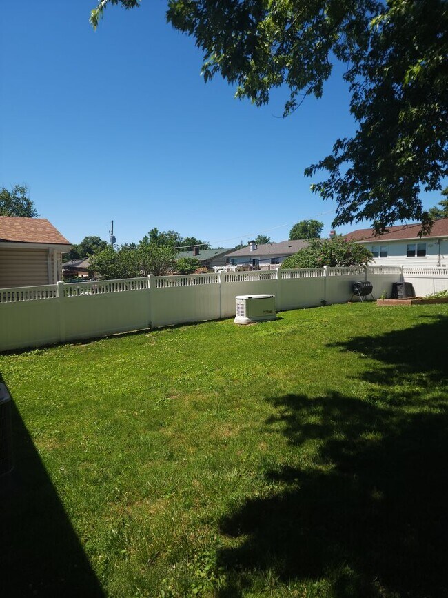 Building Photo - 3 bedroom 3 bathroom house with lots of extras