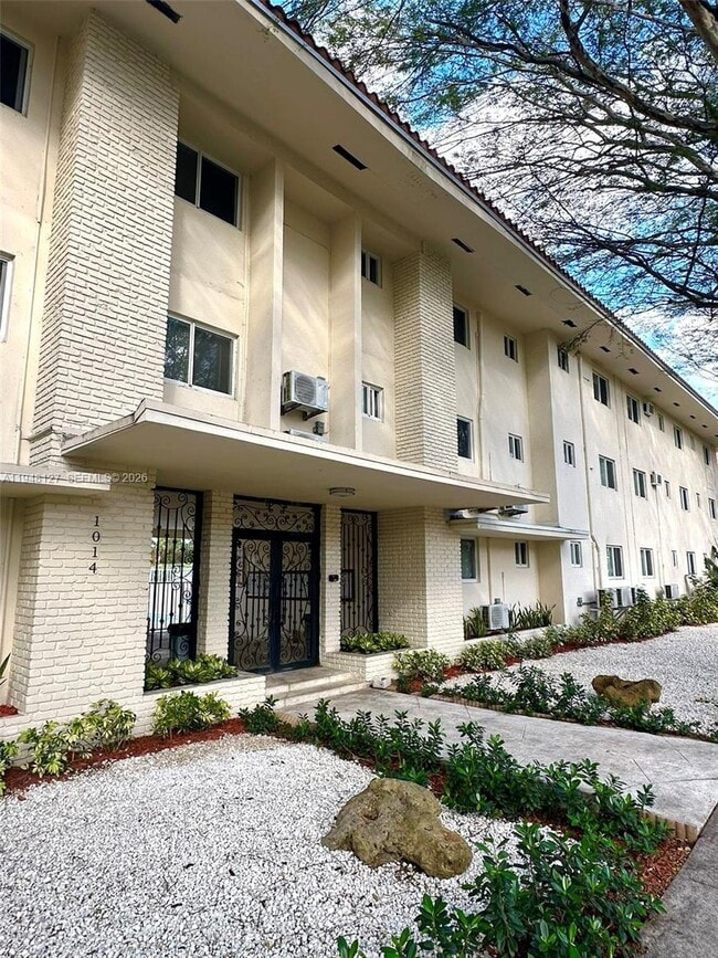 Building Photo - 1014 Salzedo St