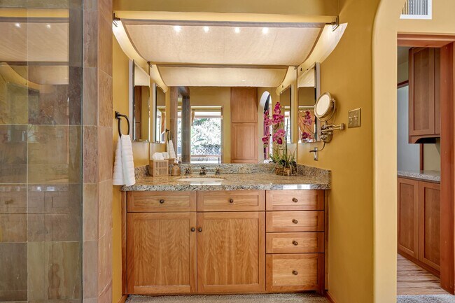 Building Photo - HOLIDAY SPECIAL***2 WEEKS FREE** 3 Bed/2 Bath Oasis in Royal Woods - Available Now