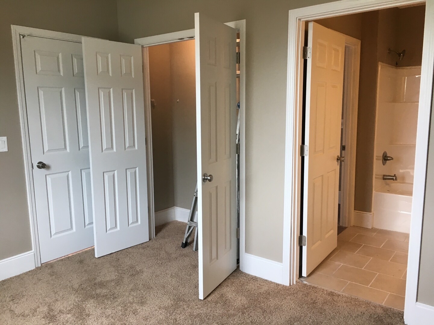 Building Photo - 621 E Chestnut St