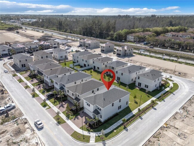 Building Photo - 615 NE 1st Ave