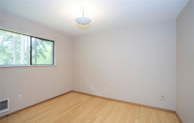 Building Photo - Spacious Rambler Retreat Nestled on an Acr...