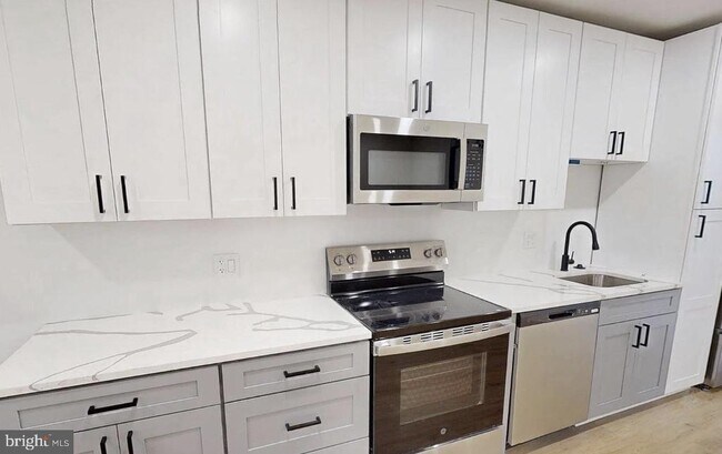 Building Photo - 1230 Penn St NE