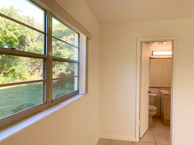 Building Photo - 39 Sussex B