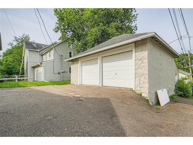 Building Photo - 707 Jenks Ave E