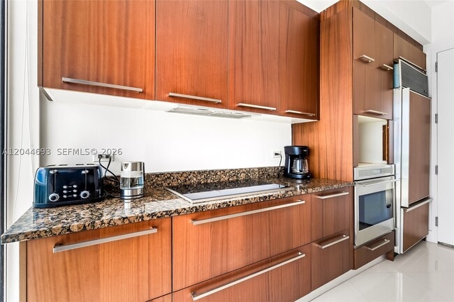Building Photo - 16001 Collins Ave