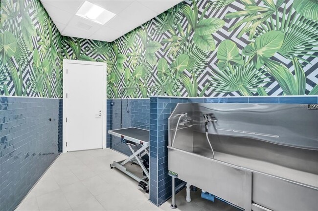 Building Photo - 275 1st Ave S