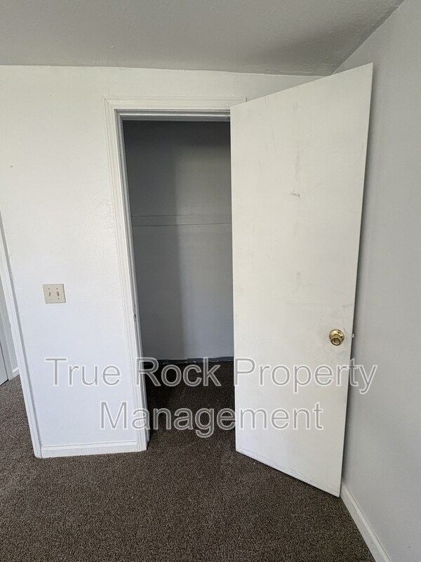 Building Photo - 730 W 8th St