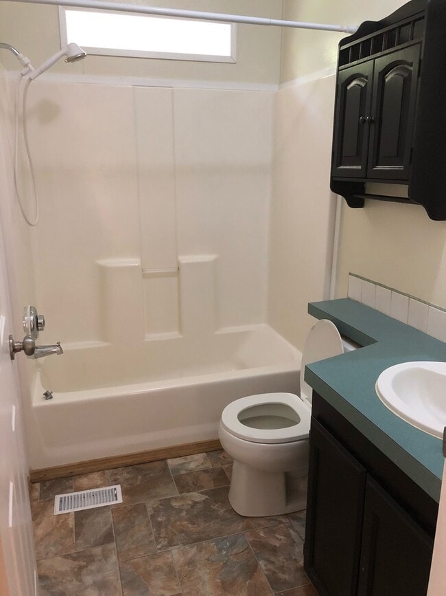 Building Photo - Spacious 3 bedroom home