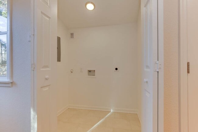 Building Photo - Charming Renovated Home with Modern Upgrades and Spacious Yard!