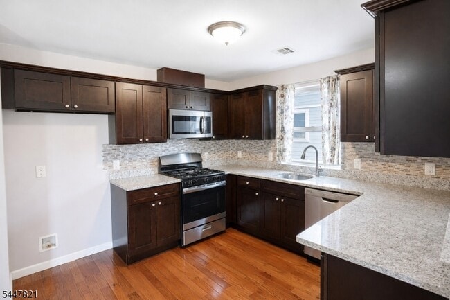 Building Photo - 572 S 11th St