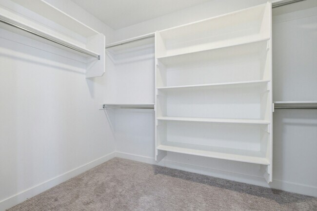 Building Photo - 506 S Highpoint Dr