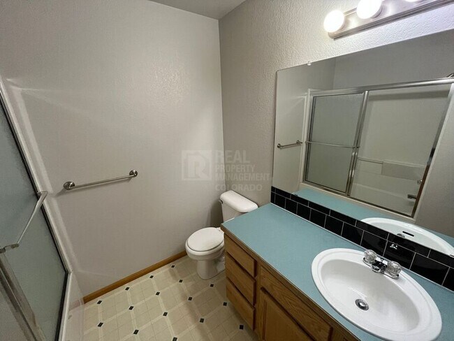 Building Photo - 1044 Winona Cir