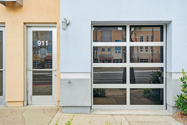 Building Photo - 911 E Santa Ana Blvd