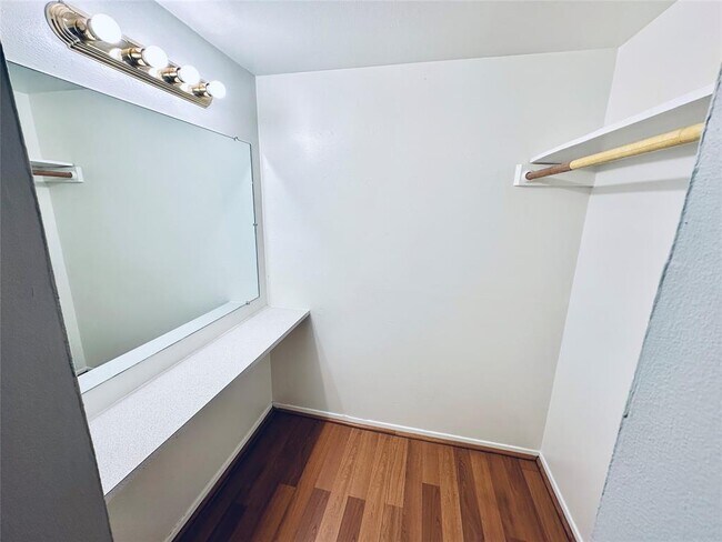 Building Photo - 601 W 11th St