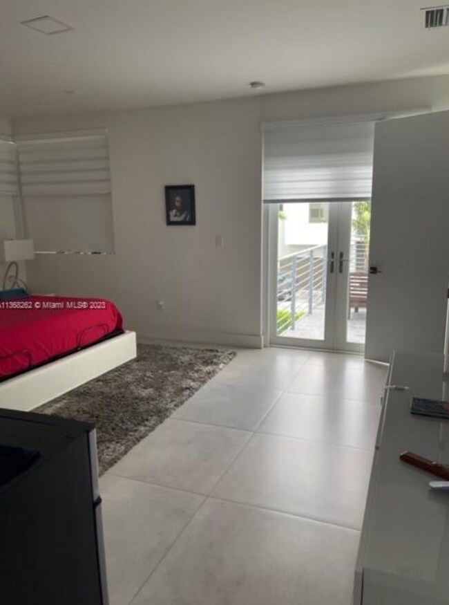 Building Photo - 10045 NW 76th Ter