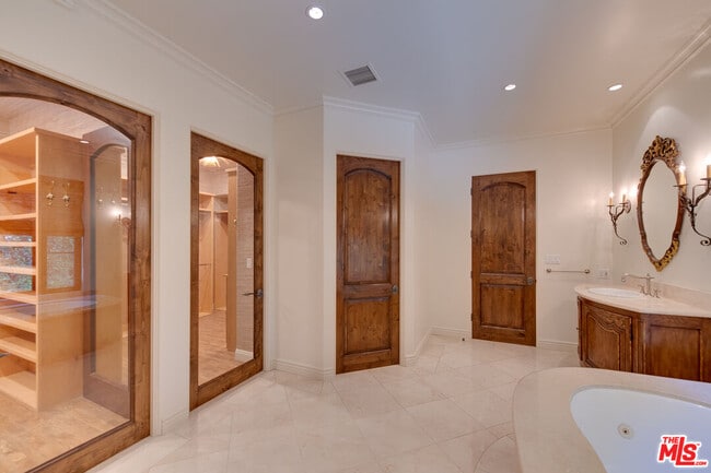 Building Photo - 9530 Hidden Valley Rd