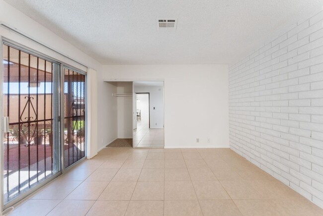 Building Photo - Single Story Condo  One Bedroom and One Ba...