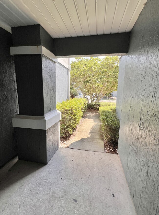 Building Photo - 302 Cherry Way