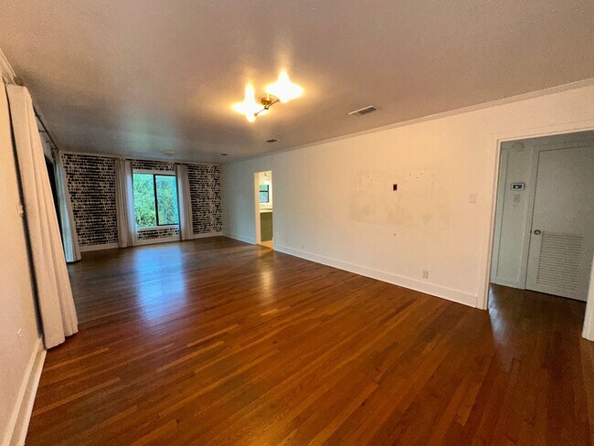 Building Photo - 4711 Fairview Dr