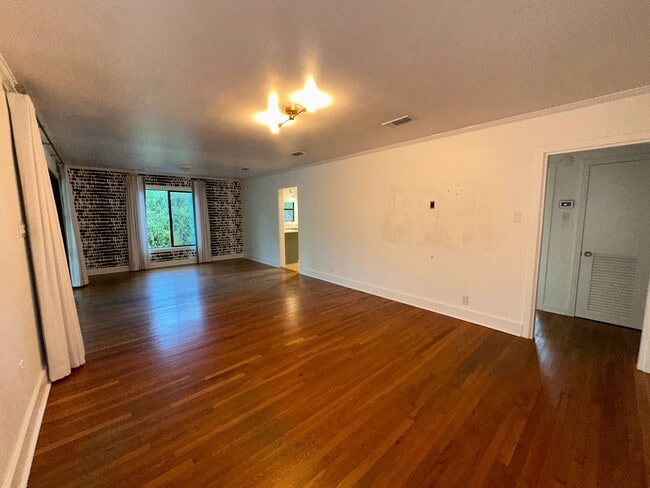 Building Photo - Central Austin 3 BR / 2 BA Update Home