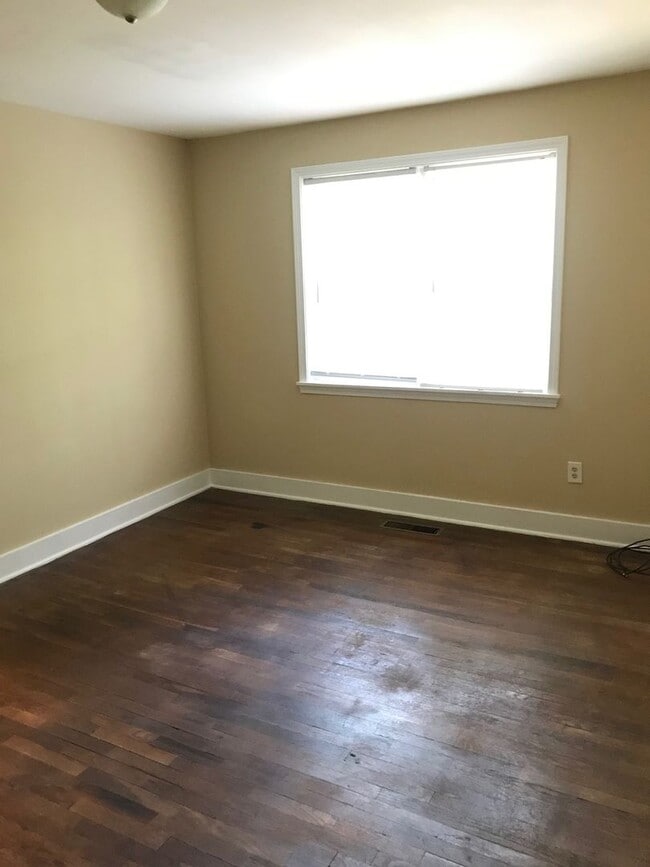 Building Photo - Three Bedroom in the Heart of Five Points