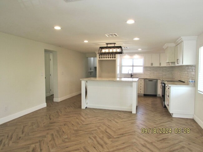 Building Photo - Completely remodeled 2bed/2bath cottage in...