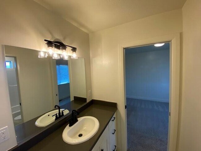 Building Photo - 3 Bed - 2.5 Bath, Newer Construction