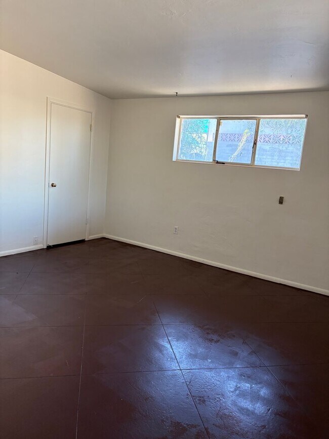 Building Photo - Beautifully Renovated 2 Bedroom -A/C- Fenced Yard