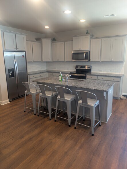 Building Photo - 3209 Grapevine Ct W