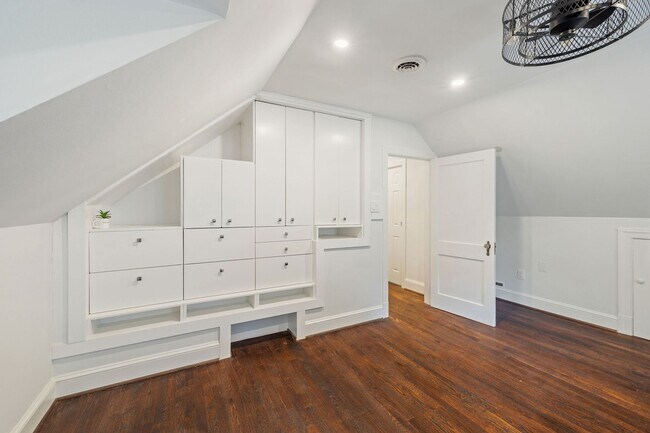 Building Photo - Beautiful 4 Bedroom Home off Of Cutshaw Ave! ***Available Early August 2026***