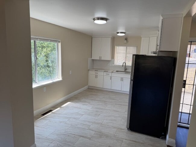 Building Photo - 3-Bedroom Rodeo Home with Brand New Kitchen!