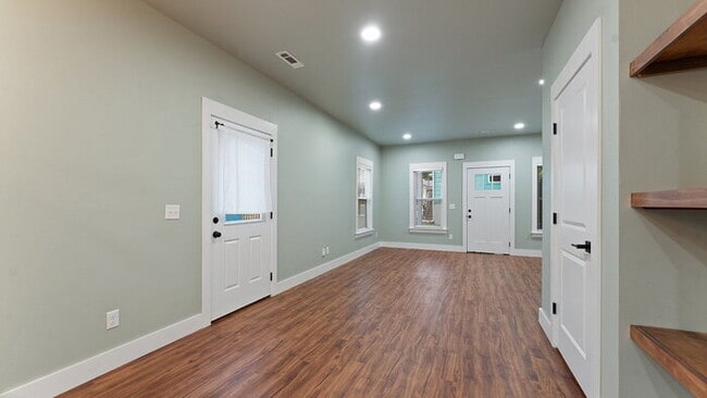 Building Photo - "Charming 2-Bed Oasis in Fayetteville with...