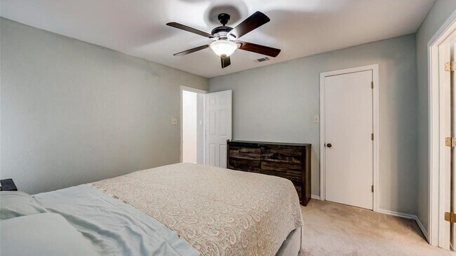 Building Photo - 617 Main St