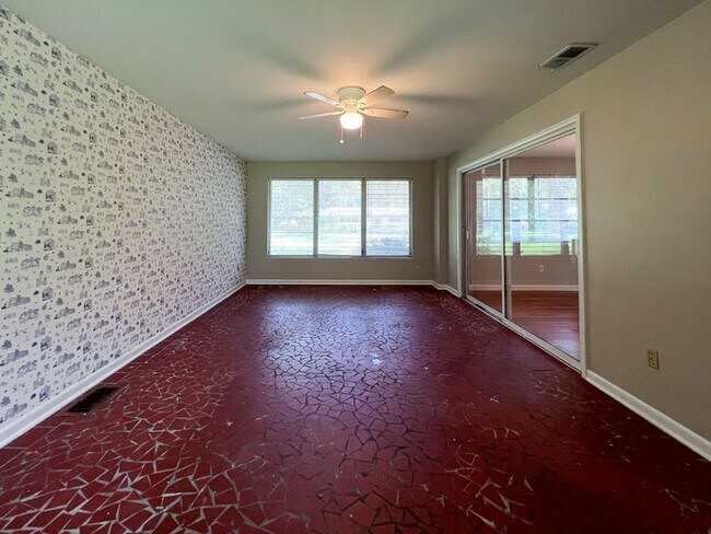 Building Photo - Centrally Located 3BR/2BA House - Availabl...